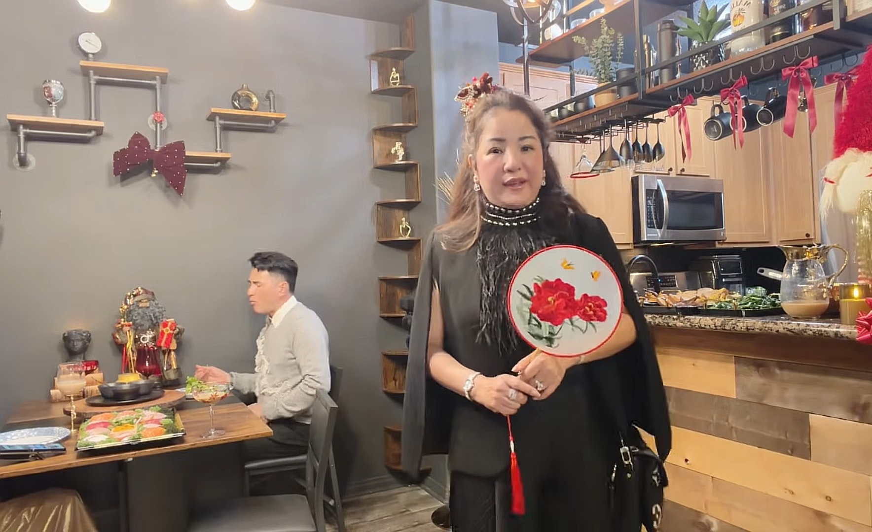 Bên trong nhà nữ ca sĩ 40 tuổi xinh đẹp, độc thân tại Mỹ: Trang sức như kho báu- Ảnh 1.