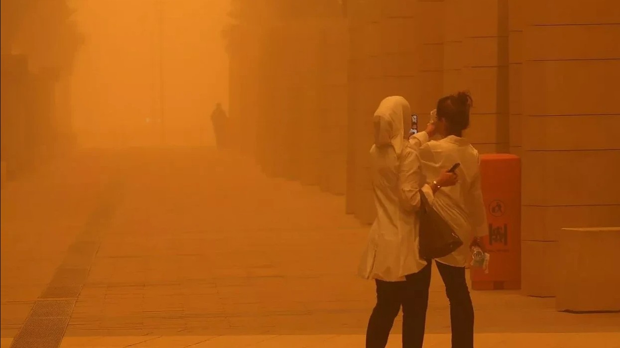 Thành phố nóng nhất thế giới: Cá bị luộc chín, chim rơi xuống đất mà con người vẫn bám trụ bằng cách này - Ảnh 1.