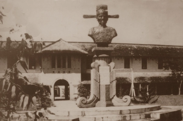 Ngôi trường trăm tuổi ở miền Tây từng bị "doạ" đập đi xây lại: Kiến trúc cổ kính cực đẹp, trong trường còn có bàn thờ với ý nghĩa đặc biệt- Ảnh 2.