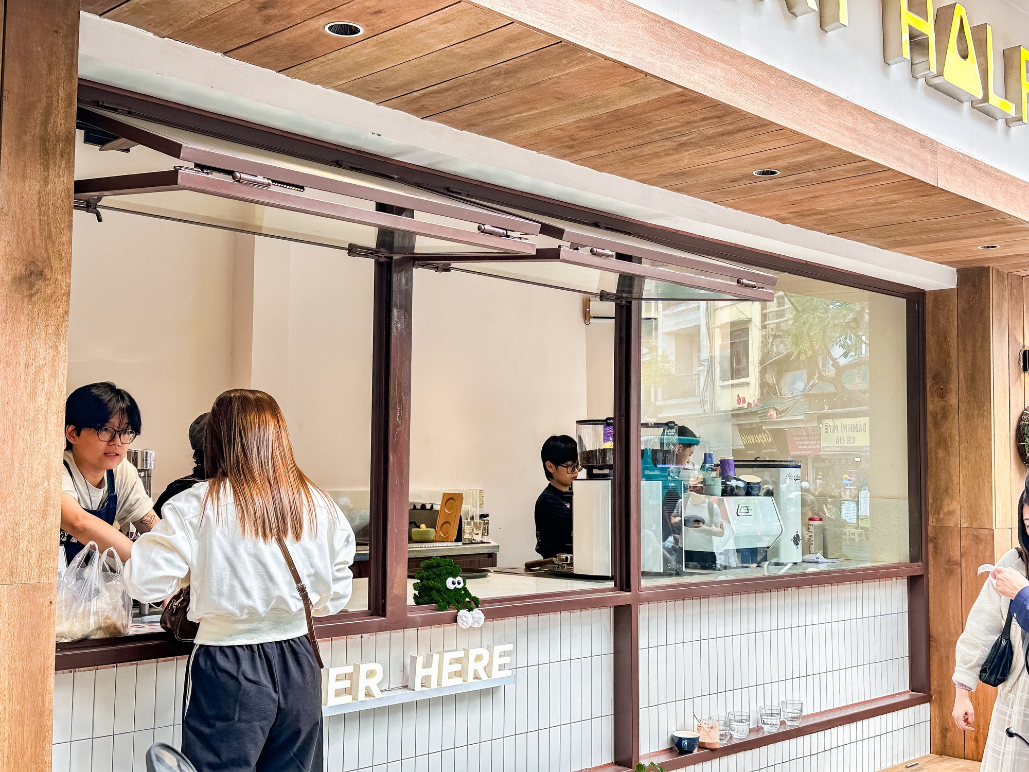 2 hàng quán đang khiến phố cổ Hà Nội đông nghịt, khách Tây khách Việt xếp hàng rồng rắn- Ảnh 12.