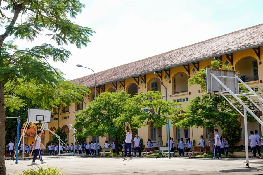 Ngôi trường trăm tuổi ở miền Tây từng bị "doạ" đập đi xây lại: Kiến trúc cổ kính cực đẹp, trong trường còn có bàn thờ với ý nghĩa đặc biệt- Ảnh 6.