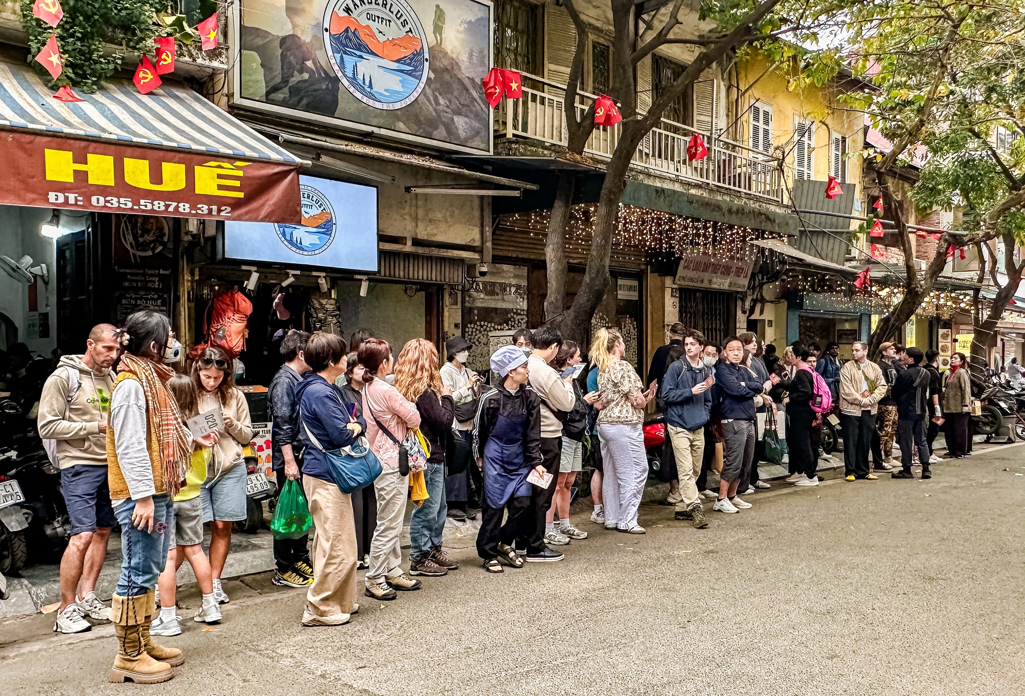 2 hàng quán đang khiến phố cổ Hà Nội đông nghịt, khách Tây khách Việt xếp hàng rồng rắn- Ảnh 1.