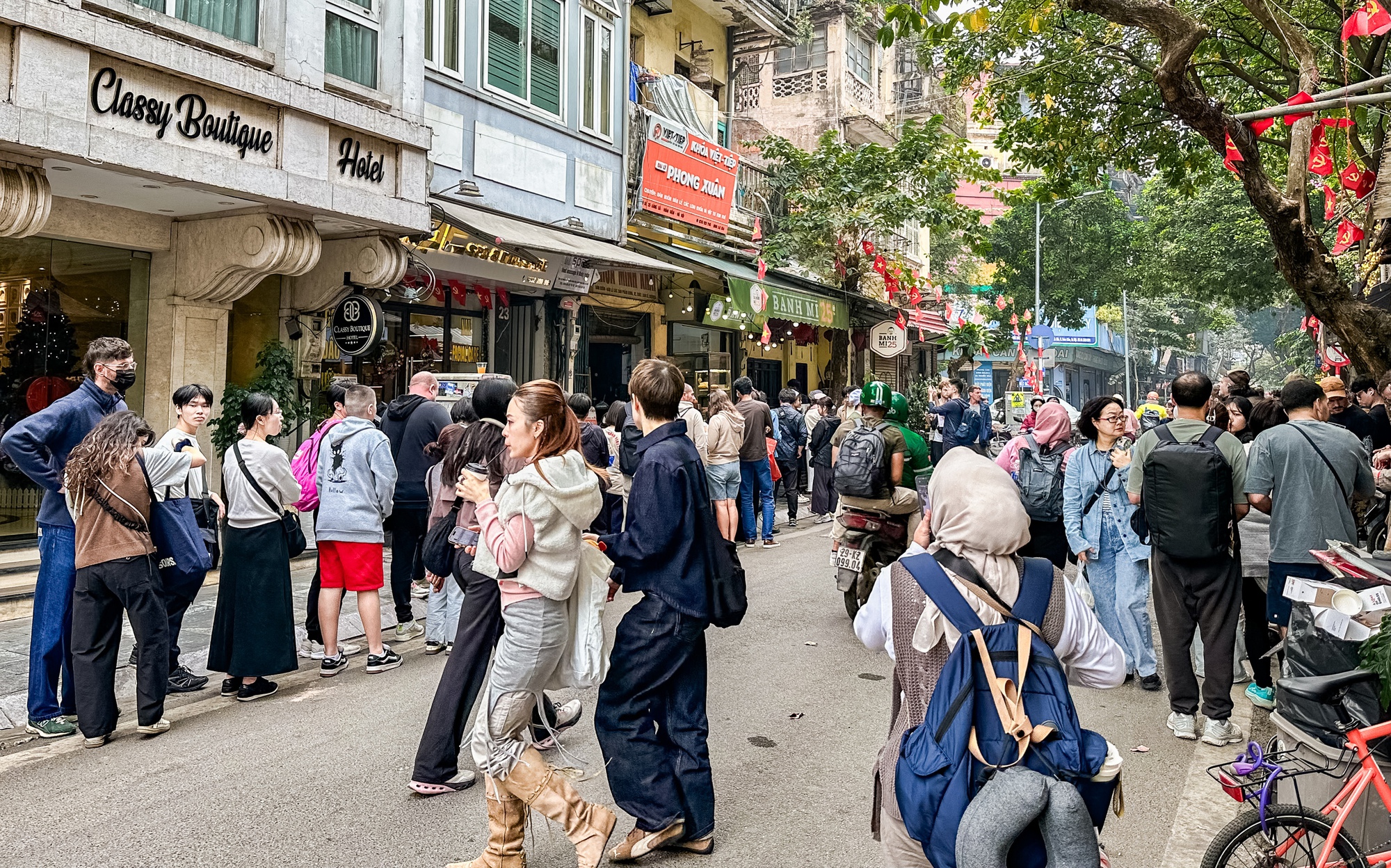 2 hàng quán đang khiến phố cổ Hà Nội đông nghịt, khách Tây khách Việt xếp hàng rồng rắn- Ảnh 3.