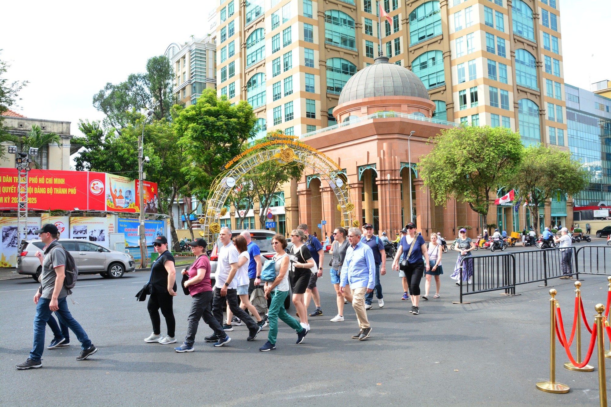 Việt Nam khép lại năm du lịch kỷ lục: Từ cột mốc 20 triệu khách đến bài toán giữ nhịp tăng trưởng- Ảnh 2.