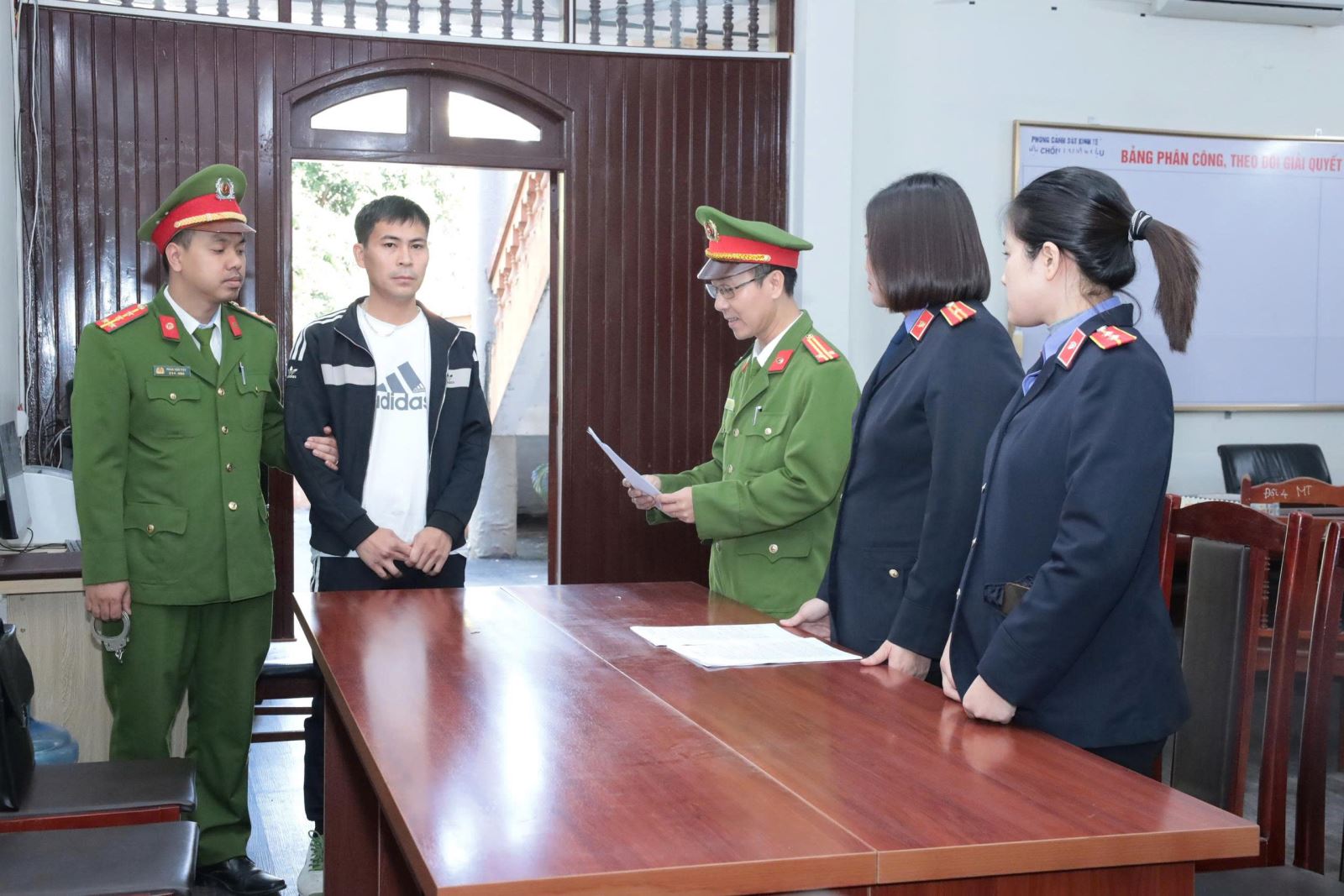 Thi hành lệnh bắt tạm giam Nguyễn Văn Tuyền sinh năm 1990 - Ảnh 1.