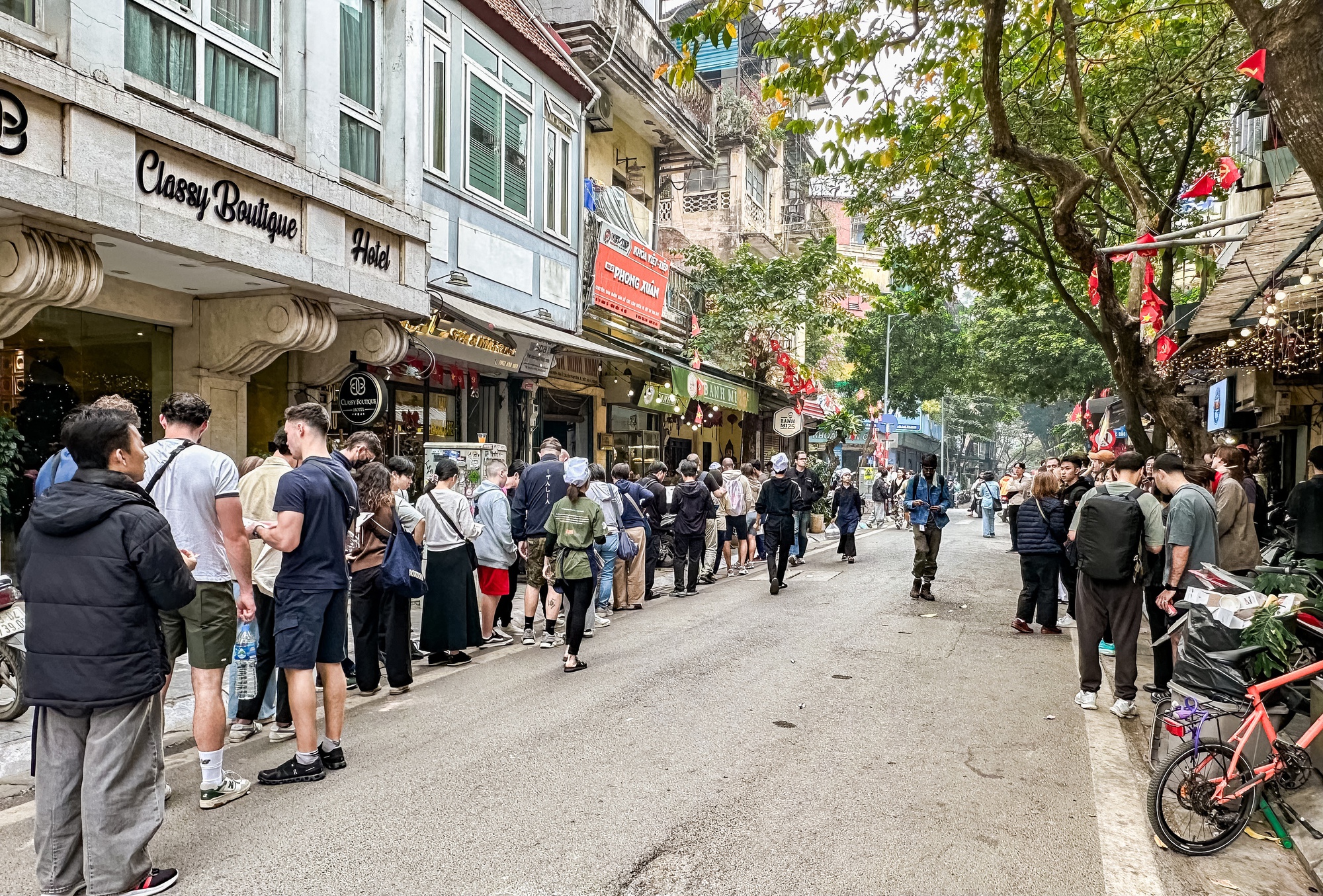 2 hàng quán đang khiến phố cổ Hà Nội đông nghịt, khách Tây khách Việt xếp hàng rồng rắn- Ảnh 4.