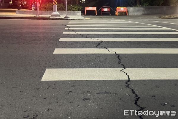 Đài Loan (Trung Quốc) chao đảo đêm khuya vì động đất 7.0: Đường phố nứt nẻ, clip trên tàu điện khiến ai cũng lạnh sống lưng- Ảnh 2.