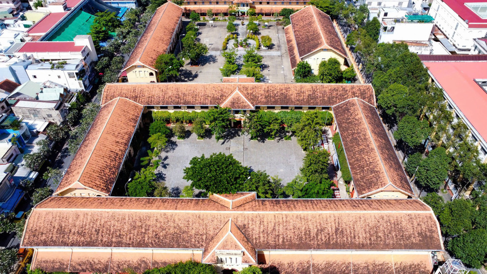 Ngôi trường trăm tuổi ở miền Tây từng bị "doạ" đập đi xây lại: Kiến trúc cổ kính cực đẹp, trong trường còn có bàn thờ với ý nghĩa đặc biệt- Ảnh 1.