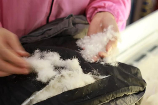 Mặc áo phao, người đàn ông suy hô hấp phải cấp cứu, bác sĩ cảnh báo: Hãy cẩn thận với loại quần áo này!- Ảnh 1.