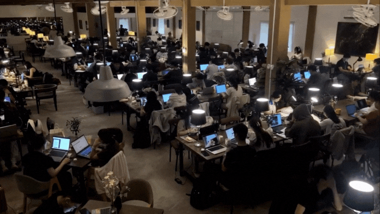 Cảnh tượng học hành kinh khủng tại 1 quán cà phê ở Việt Nam, ai nhìn vào cũng thấy thật thua kém- Ảnh 2.