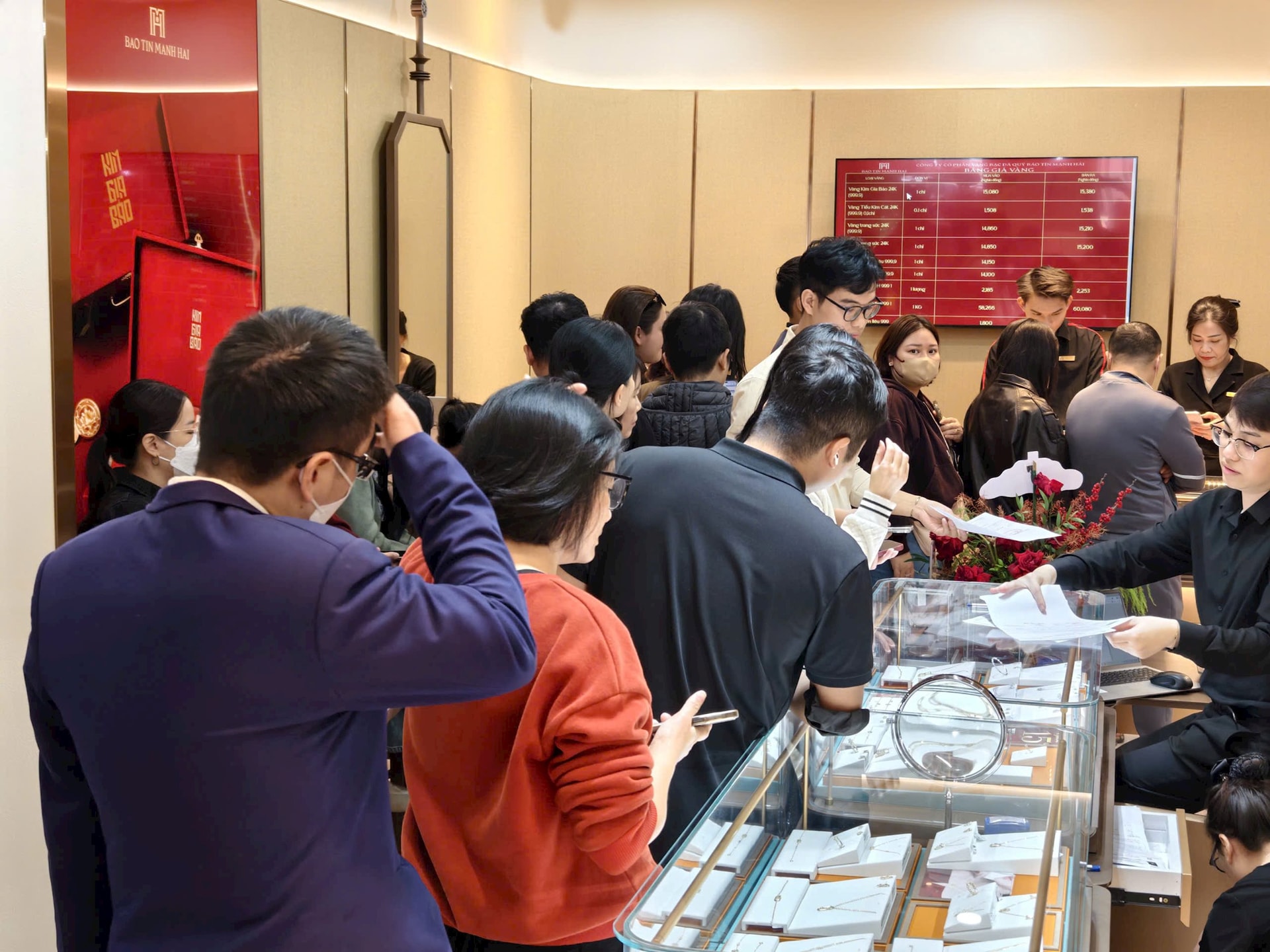 Vàng chỉ cần 300.000 đồng để cán mốc kỷ lục chưa từng có ở VN, bạc tăng không cản nổi: Chuyên gia nói gì?- Ảnh 2.