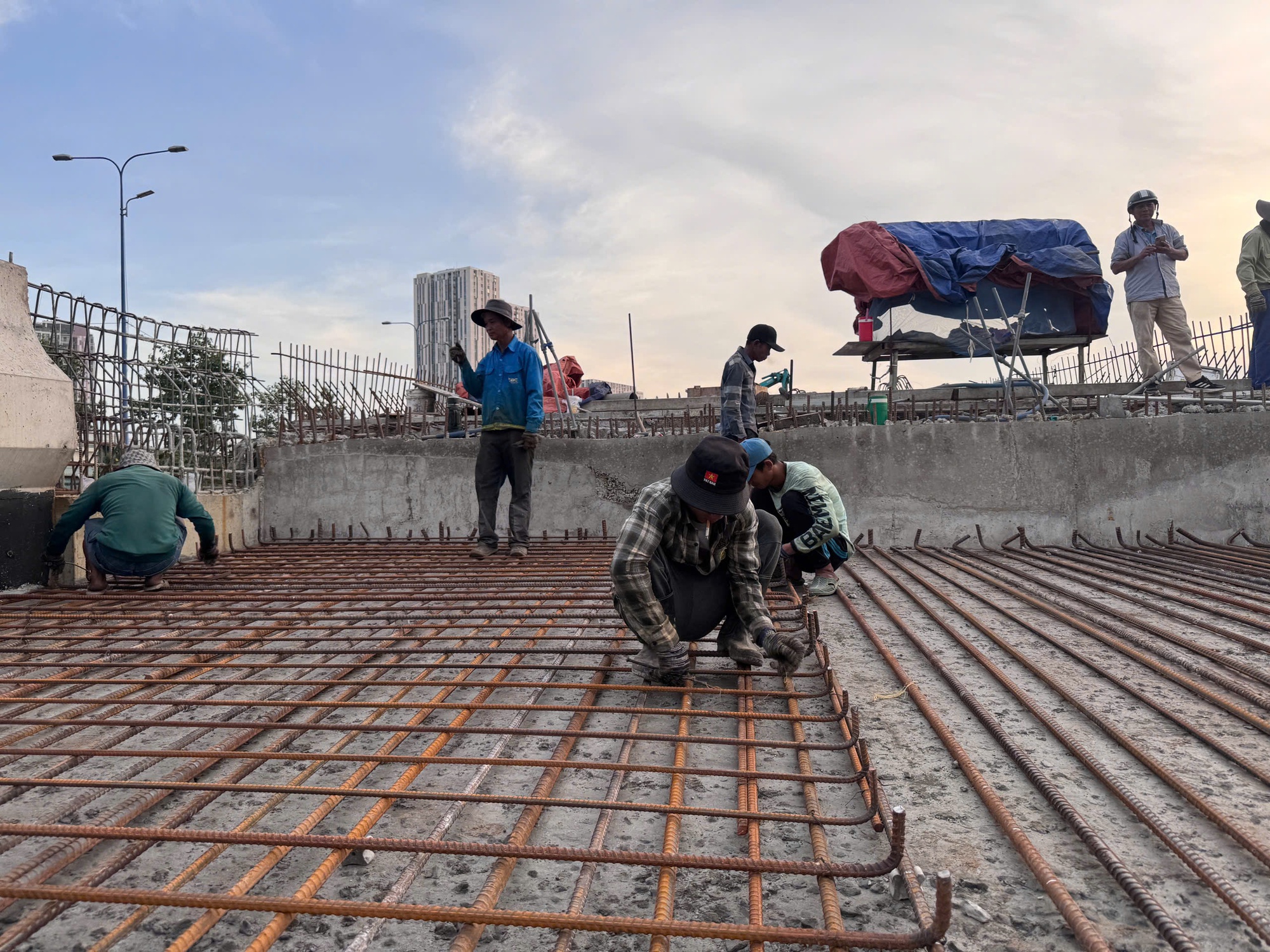 Nhánh cầu nối trực tiếp cao tốc tại An Phú đã đạt 95% sản lượng - Ảnh 7.