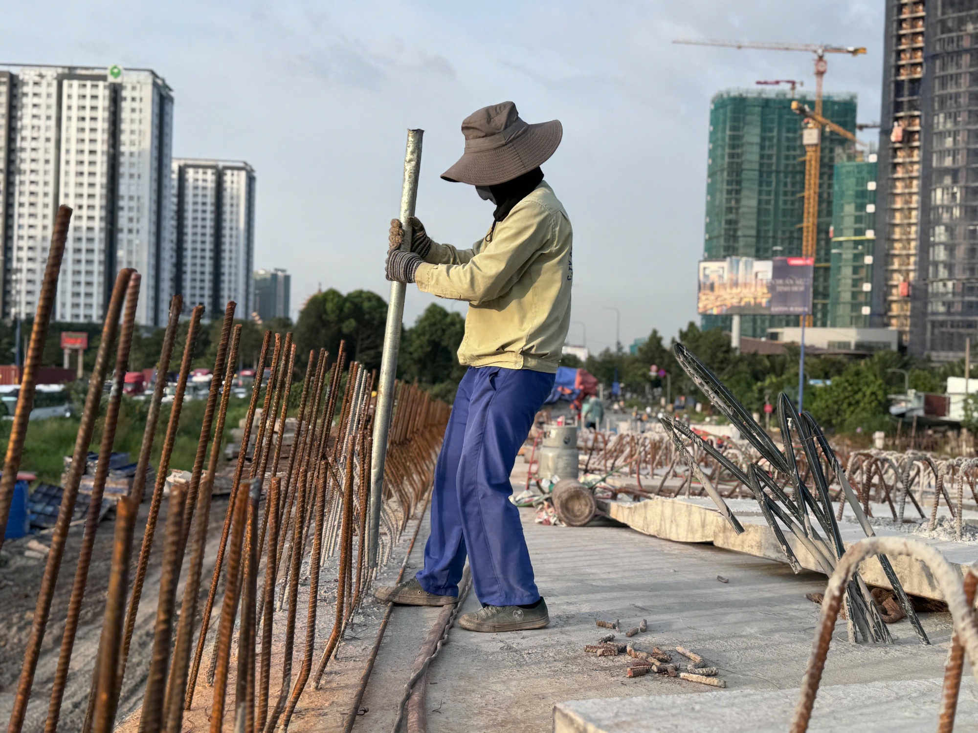 Nhánh cầu nối trực tiếp cao tốc tại An Phú đã đạt 95% sản lượng - Ảnh 8.