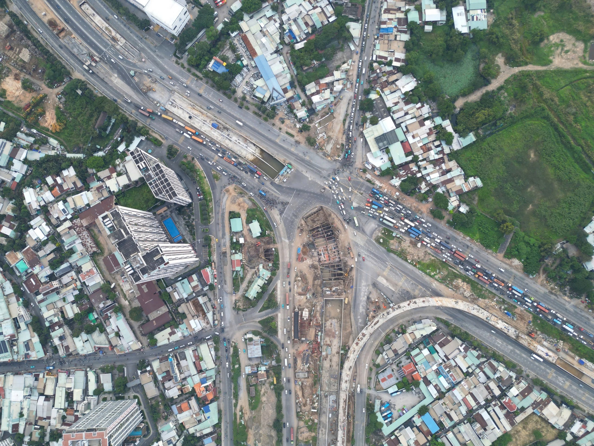 Nhánh cầu nối trực tiếp cao tốc tại An Phú đã đạt 95% sản lượng - Ảnh 2.