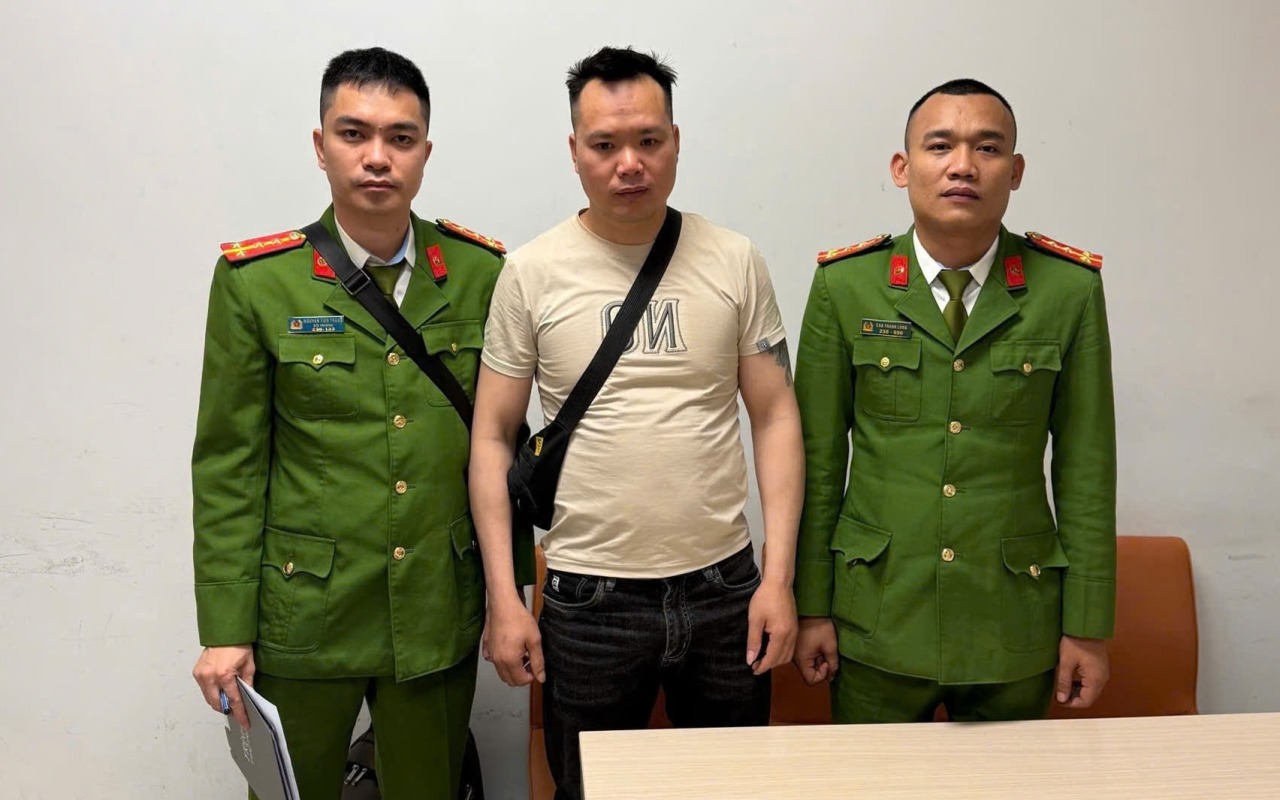 Lê Văn Hùng ra đầu thú ngay khi xuống máy bay Nội Bài sau thời gian lẩn trốn - Ảnh 1. Lê Văn Hùng ra đầu thú ngay khi xuống máy bay Nội Bài sau thời gian lẩn trốn - Ảnh 1.