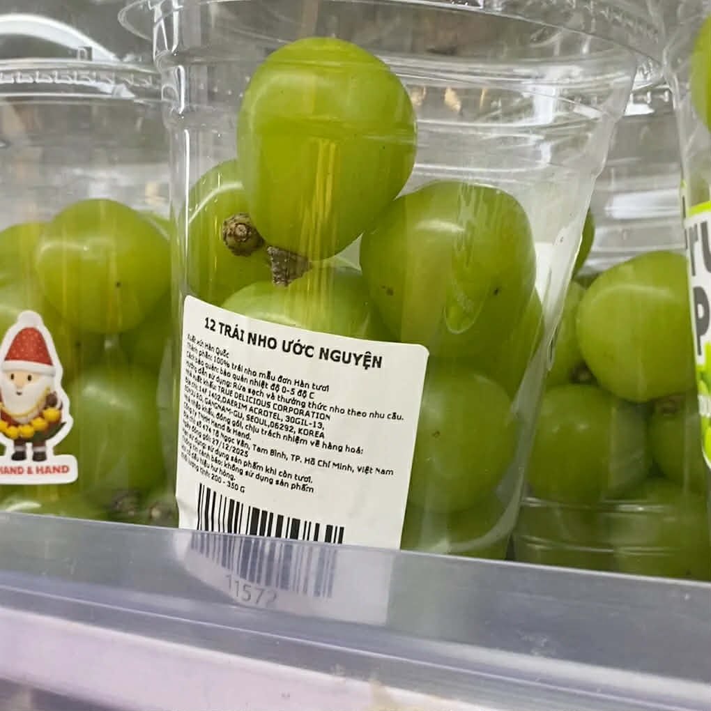 Cảnh tượng lạ trong siêu thị sát Tết dương: Tất cả là tại trend "ăn 12 quả nho"! - Ảnh 1. Cảnh tượng lạ trong siêu thị sát Tết dương: Tất cả là tại trend "ăn 12 quả nho"! - Ảnh 1.