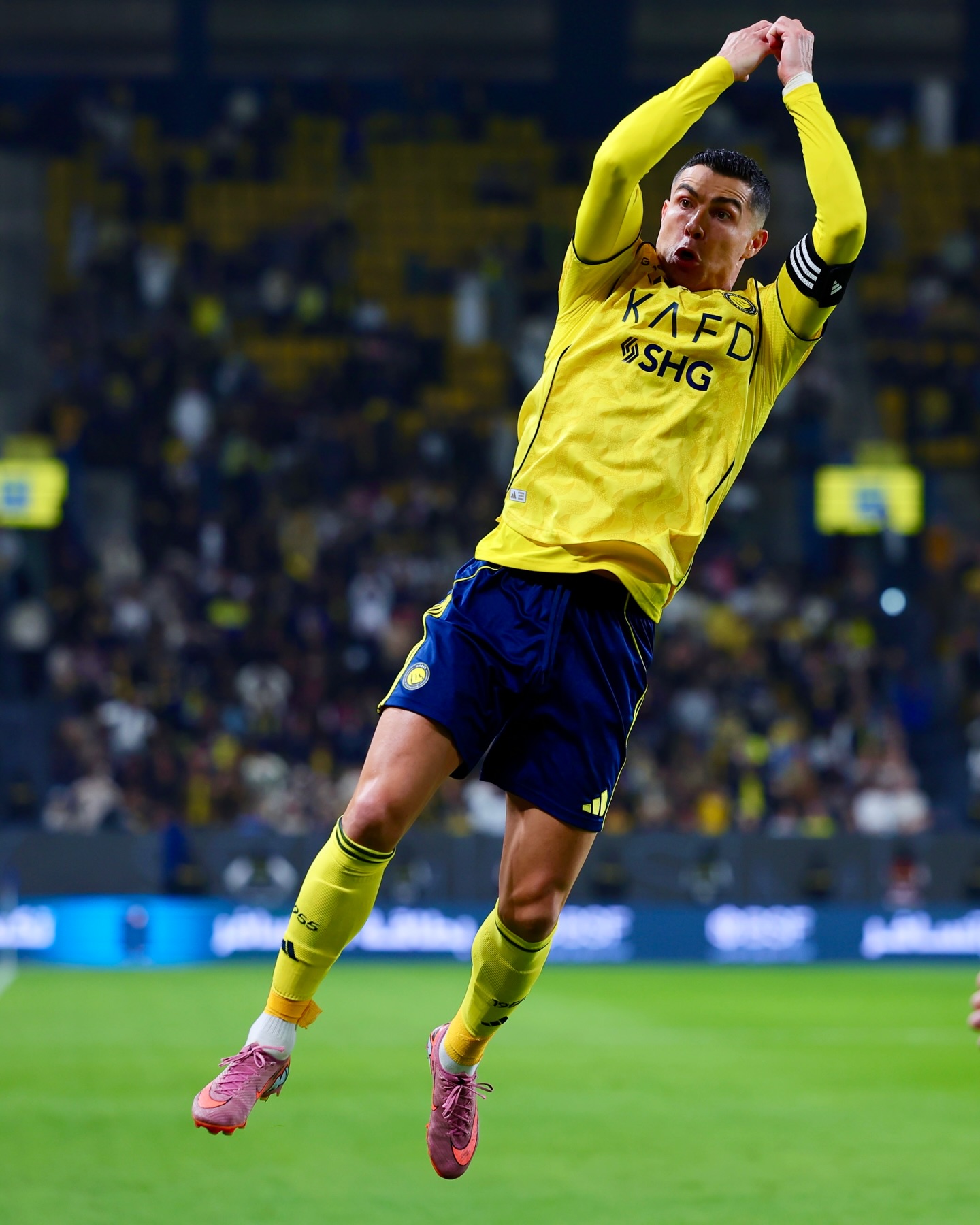 2025 "đỉnh nóc" của Ronaldo: Tuổi tác chỉ là con số, choáng nhất là màn "chốt cưới" bằng nhẫn kim cương triệu đô - Ảnh 1.