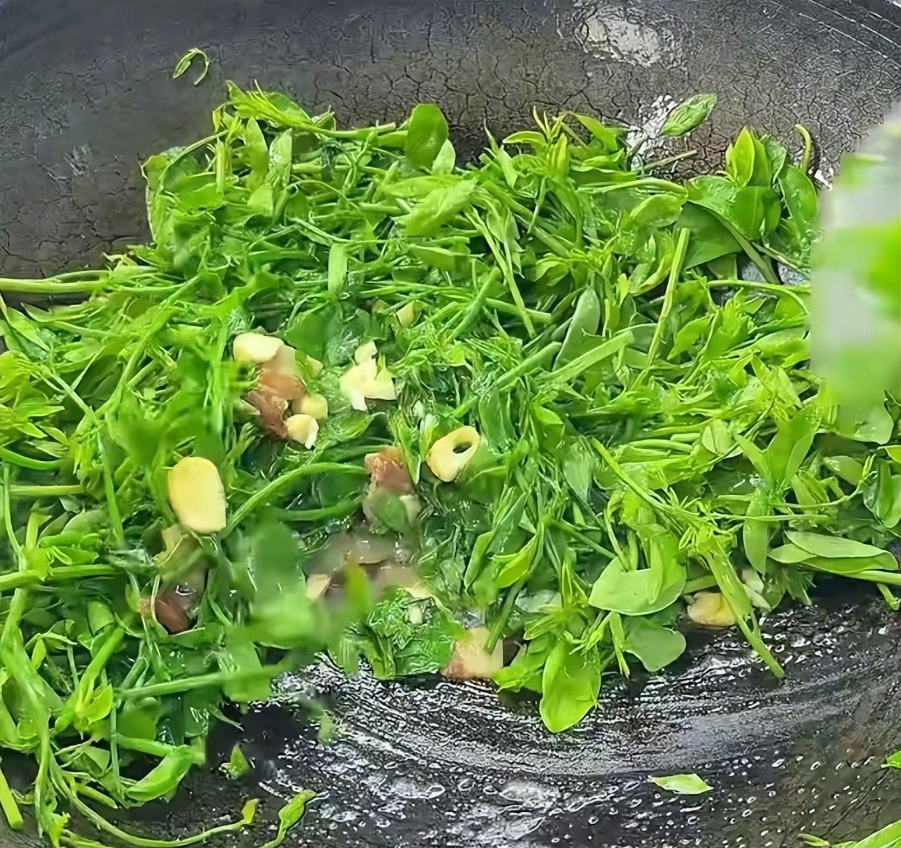 Loại rau xưa nay chỉ tuốt lá nấu canh, nhưng làm theo cách này lại cực ngon, giòn vô cùng và ai ăn cũng bất ngờ- Ảnh 6.