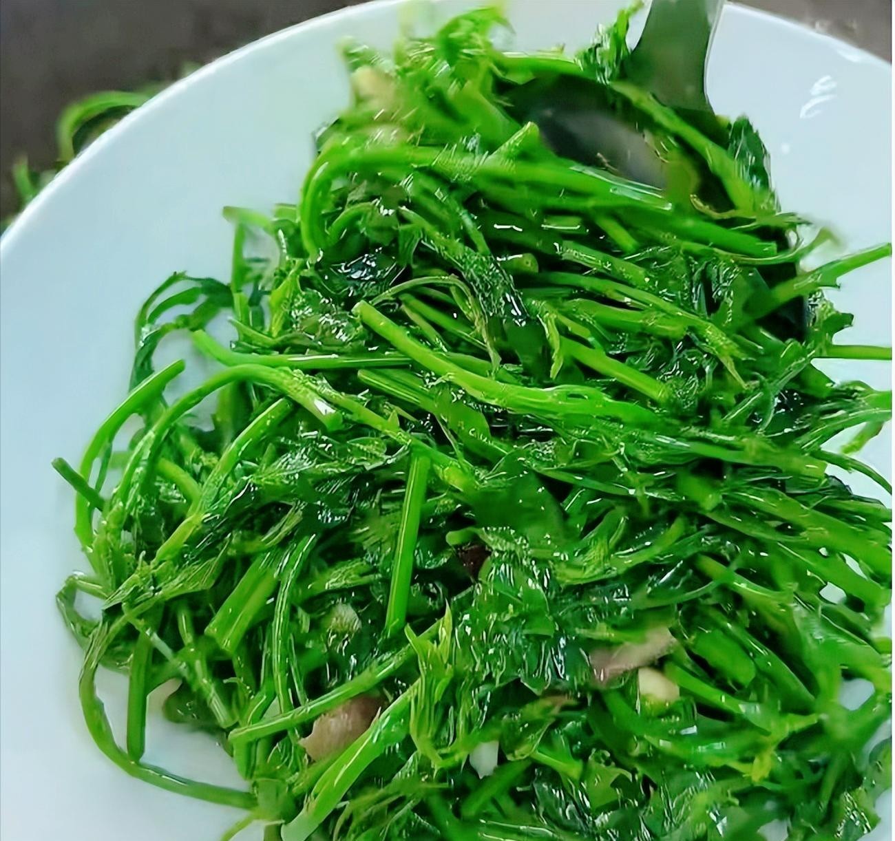 Loại rau xưa nay chỉ tuốt lá nấu canh, nhưng làm theo cách này lại cực ngon, giòn vô cùng và ai ăn cũng bất ngờ- Ảnh 8.