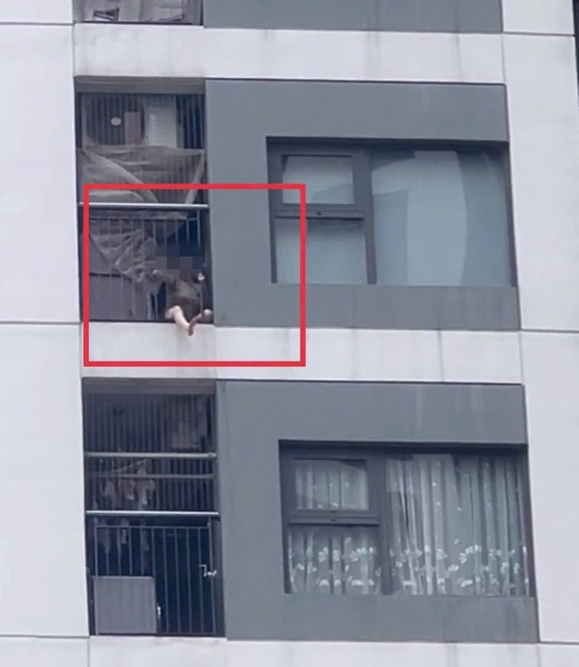 Bức ảnh chụp lô gia căn hộ chung cư khiến nhiều người giật mình thắc mắc: Sao có thể như vậy? - Ảnh 2.