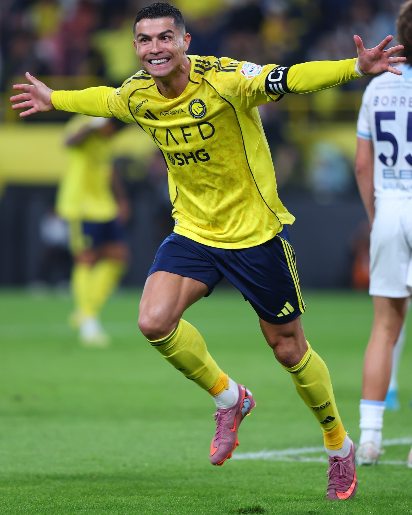 2025 "đỉnh nóc" của Ronaldo: Tuổi tác chỉ là con số, choáng nhất là màn "chốt cưới" bằng nhẫn kim cương triệu đô - Ảnh 2.