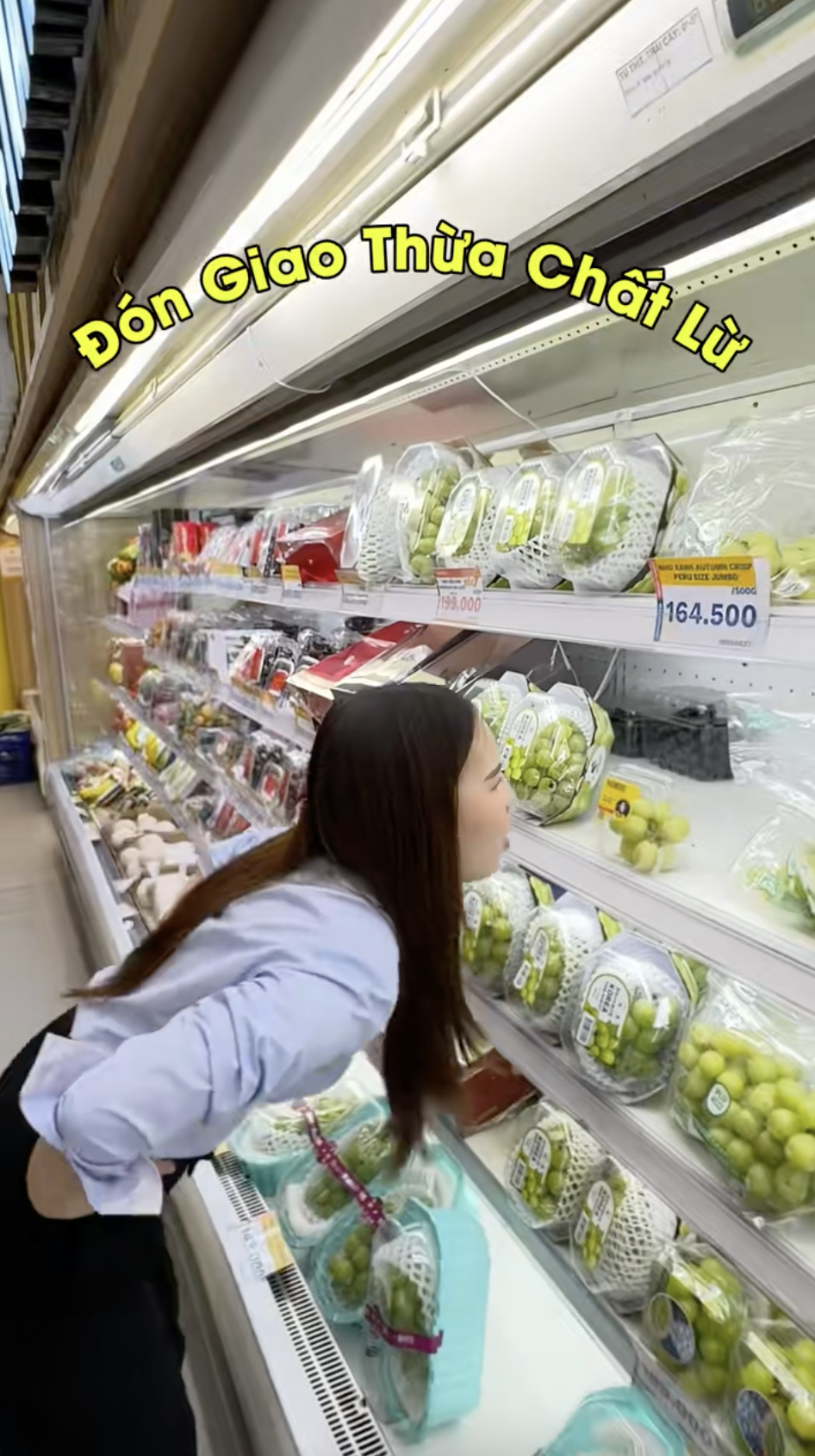 Cảnh tượng lạ trong siêu thị sát Tết dương: Tất cả là tại trend "ăn 12 quả nho"! - Ảnh 2. Cảnh tượng lạ trong siêu thị sát Tết dương: Tất cả là tại trend "ăn 12 quả nho"! - Ảnh 2.