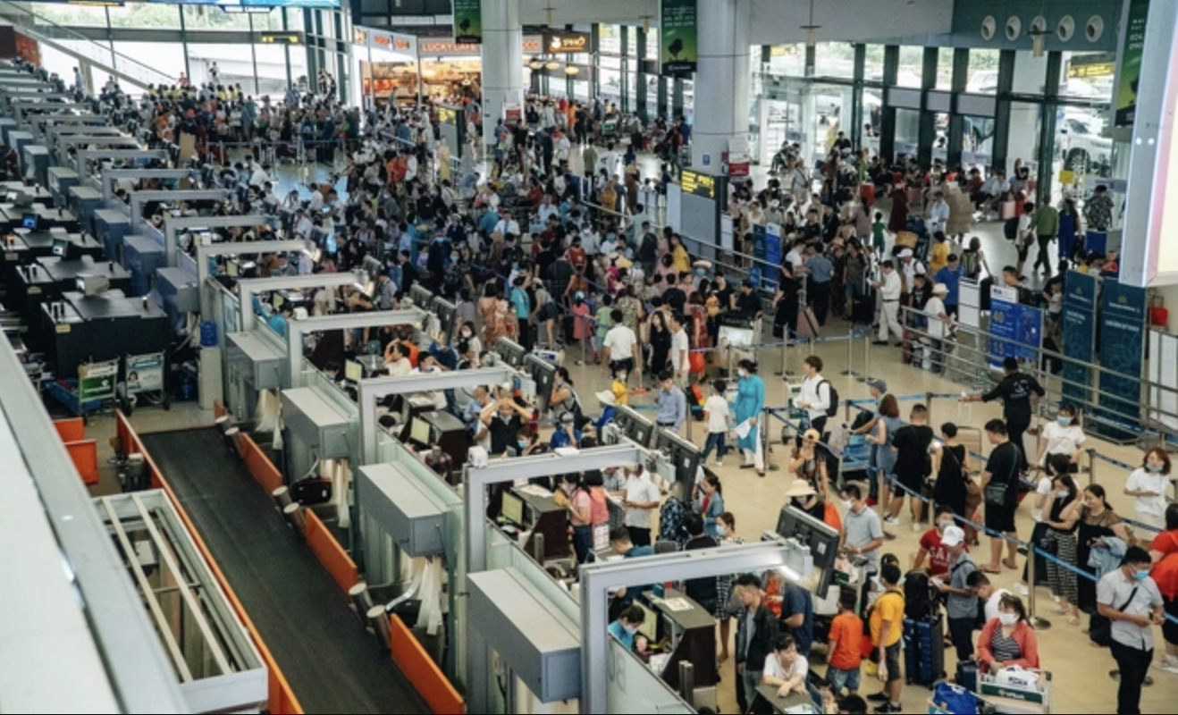 Cảnh báo gấp khách đi sân bay dịp Tết, hãy có mặt sớm 2-3 tiếng nếu không muốn bị "từ chối lên máy bay" - Ảnh 1. Cảnh báo gấp khách đi sân bay dịp Tết, hãy có mặt sớm 2-3 tiếng nếu không muốn bị "từ chối lên máy bay" - Ảnh 1.