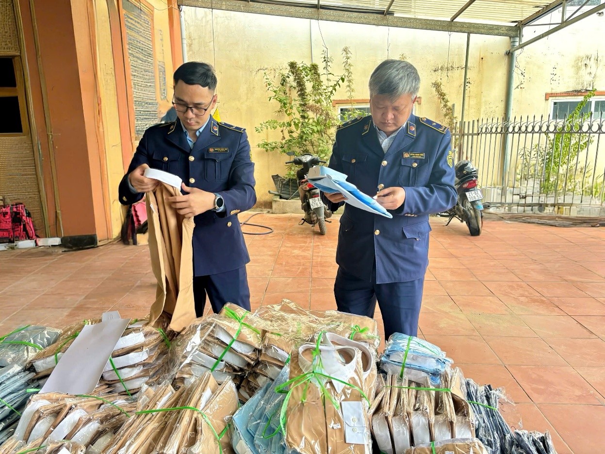 Cao điểm chống hàng giả, hàng kém chất lượng cuối năm: QLTT cả nước đồng loạt ra quân, thu giữ hơn 2,2 tấn lá thuốc, gần 5 tấn thịt bẩn, hàng nghìn sản phẩm vi phạm  - Ảnh 1.