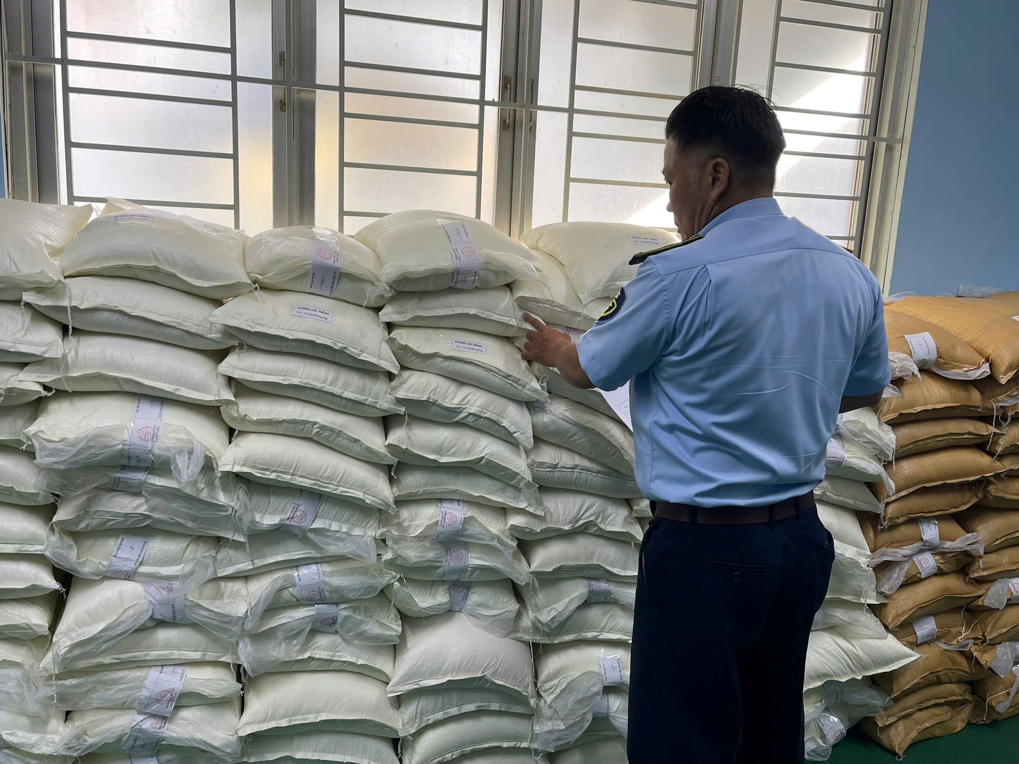 Cao điểm chống hàng giả, hàng kém chất lượng cuối năm: QLTT cả nước đồng loạt ra quân, thu giữ hơn 2,2 tấn lá thuốc, gần 5 tấn thịt bẩn, hàng nghìn sản phẩm vi phạm  - Ảnh 2.