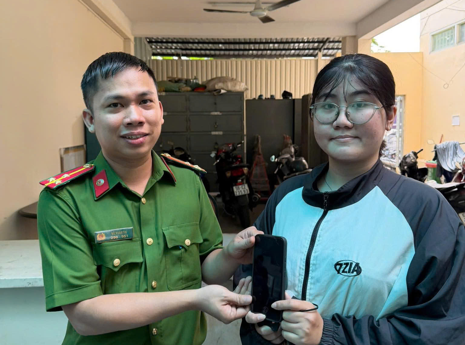 Đi siêu thị Lotte Mart mua sắm, cô gái nhận tin vui từ Công an TPHCM - Ảnh 1.