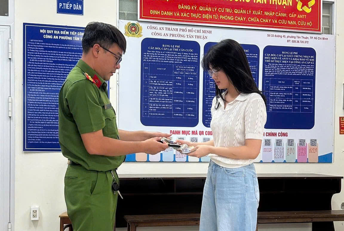 Đi siêu thị Lotte Mart mua sắm, cô gái nhận tin vui từ Công an TPHCM - Ảnh 2.