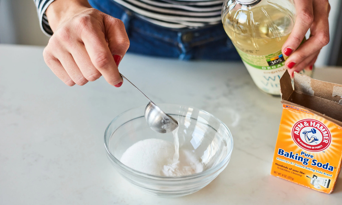 Chỉ vì trộn baking soda với giấm, nhiều người làm hỏng cả mặt bếp: Hóa ra hỗn hợp này không hề “thần thánh”- Ảnh 2.