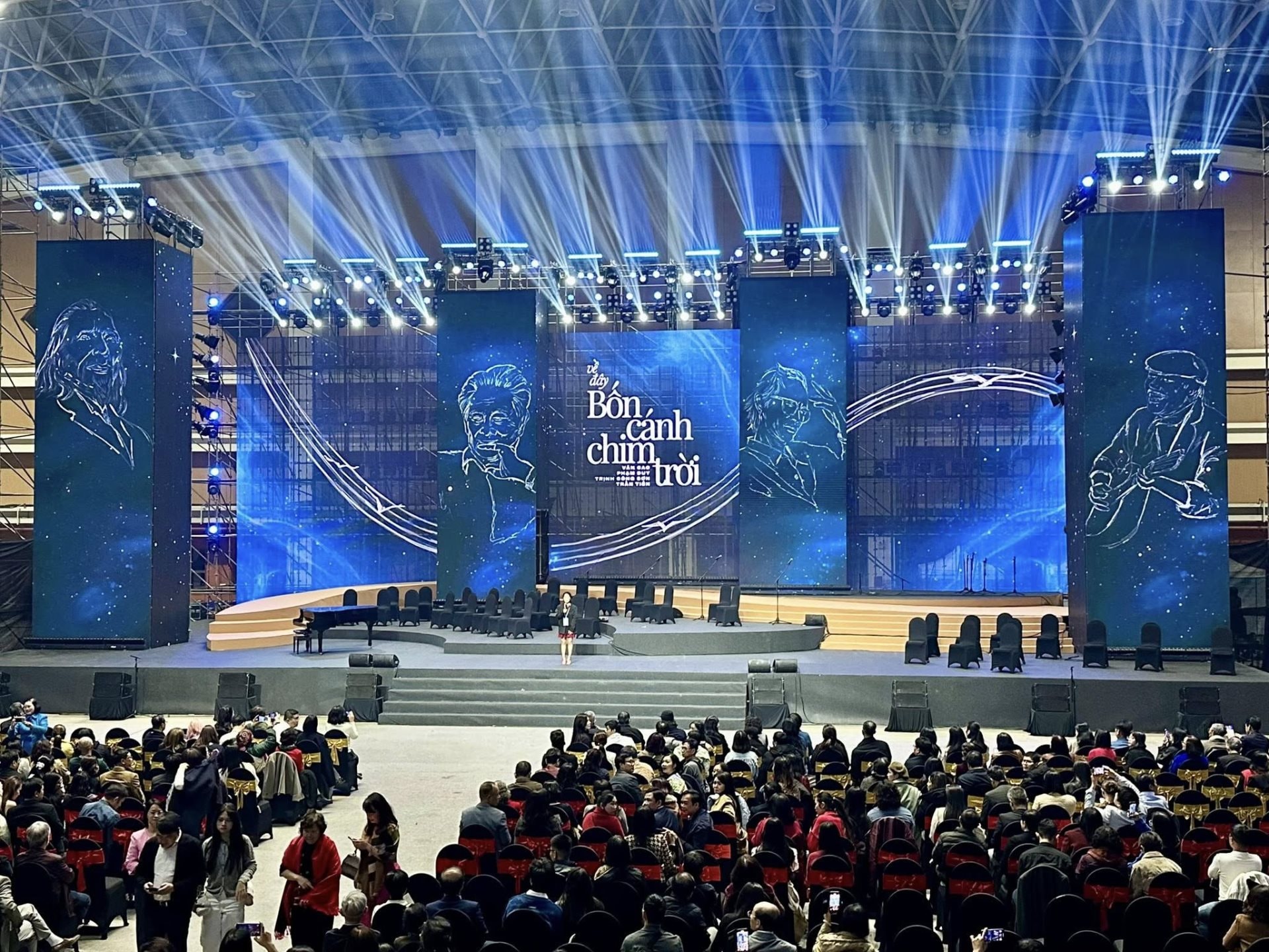 Show Diễn "Về Đây Bốn Cánh Chim Trời" Hoãn Đột Ngột Sát Giờ Chót Khiến Khán Giả Bức Xúc: Công Ty Nào Đứng Sau?- Ảnh 1.