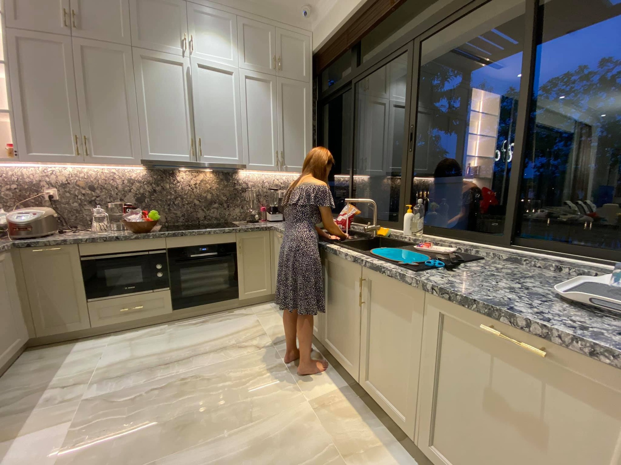 Nữ nghệ sĩ tái hôn với đại gia, được "chiều như trứng mỏng", sống sang chảnh trong biệt thự 200m² - Ảnh 19. Nữ nghệ sĩ tái hôn với đại gia, được "chiều như trứng mỏng", sống sang chảnh trong biệt thự 200m² - Ảnh 19.