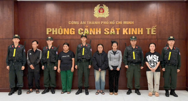 Đột kích căn nhà không số trong chuyên án lớn, bắt đôi vợ chồng Nguyễn Phương Hoàn và 3 nữ nhân viên - Ảnh 1.