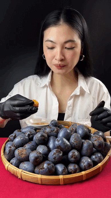 Loại quả xưa mọc hoang dại đầy đường, cho không ai lấy, giờ thành đặc sản "ăn là nhớ mãi", nườm nượp người mua - Ảnh 3.