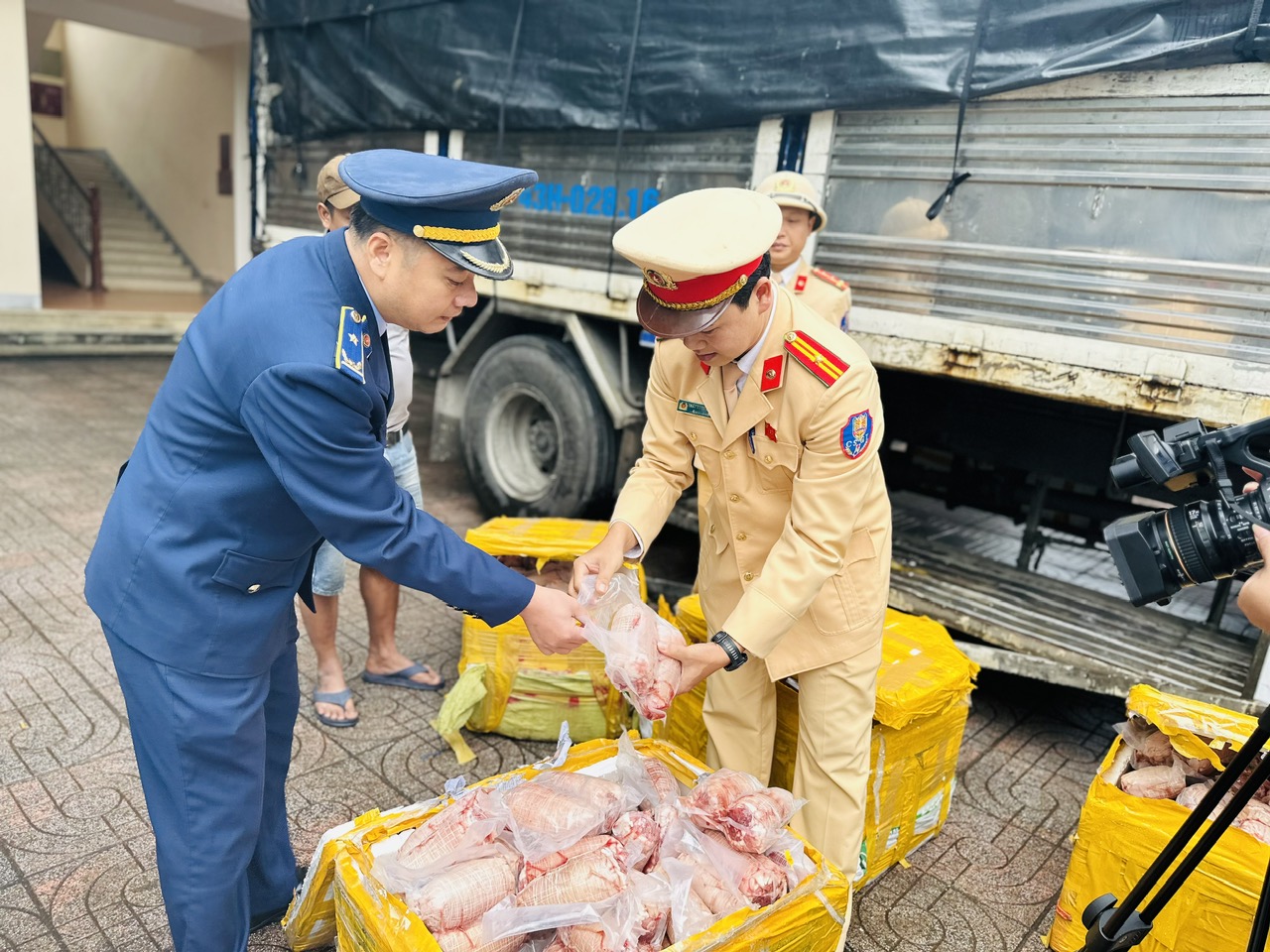 Cao điểm chống hàng giả, hàng kém chất lượng cuối năm: QLTT cả nước đồng loạt ra quân, thu giữ hơn 2,2 tấn lá thuốc, gần 5 tấn thịt bẩn, hàng nghìn sản phẩm vi phạm  - Ảnh 3.