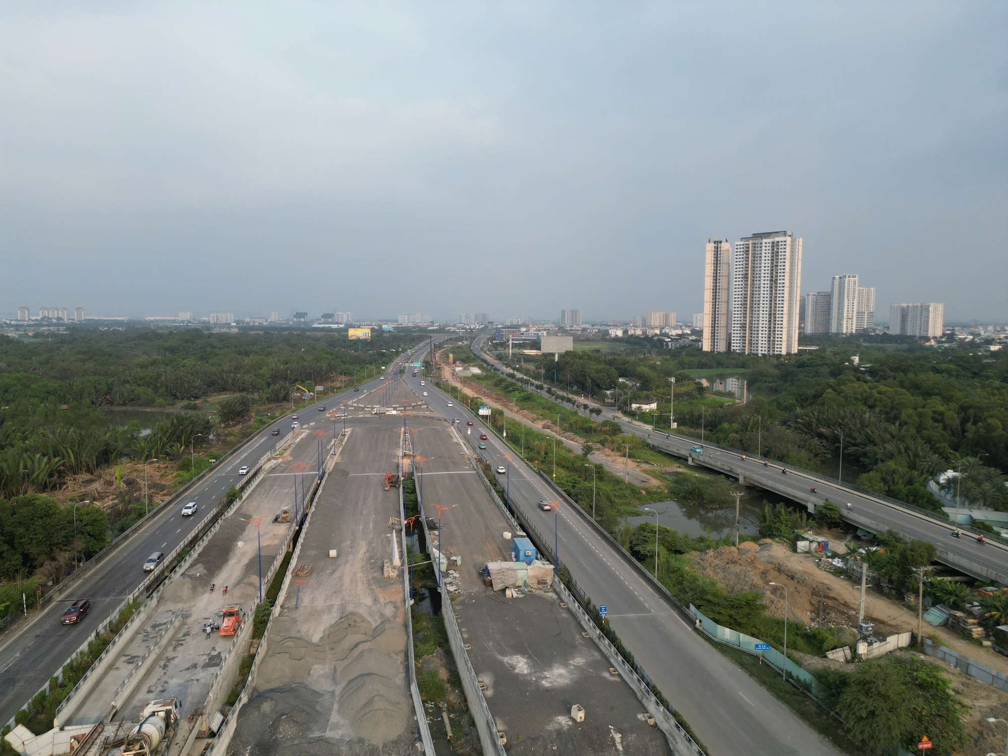 Sắp thông xe cầu vượt N2 An Phú, xe cao tốc đi thế nào? - Ảnh 2.