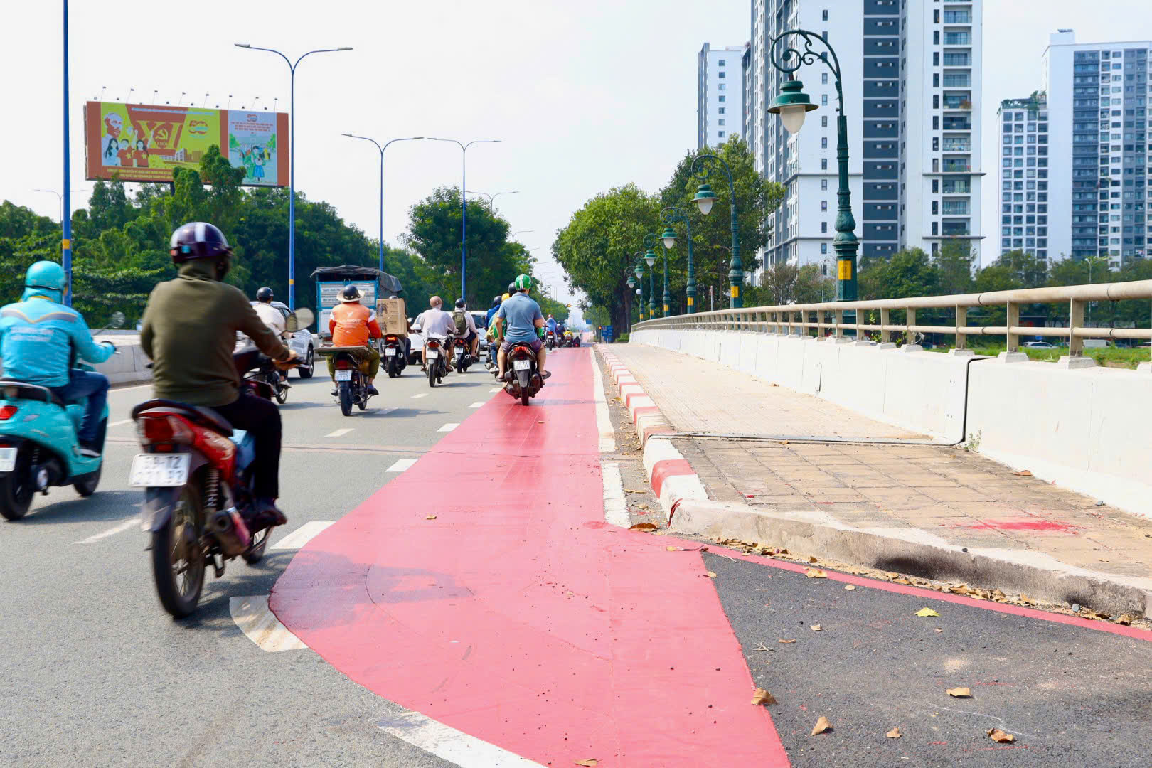 Làn xe đạp trên đường Mai Chí Thọ hoàn thành, xe máy cần tránh nếu không muốn bị phạt - Ảnh 7.