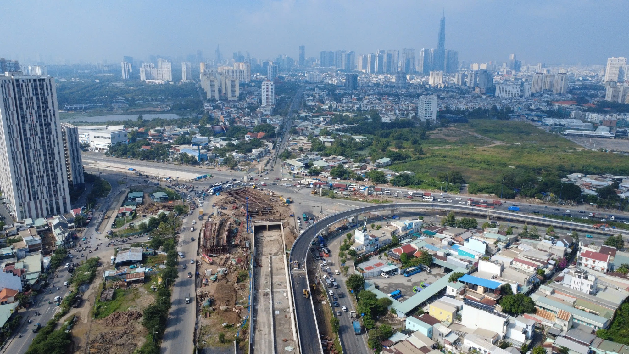 Sắp thông xe cầu vượt N2 An Phú, xe cao tốc đi thế nào? - Ảnh 1.