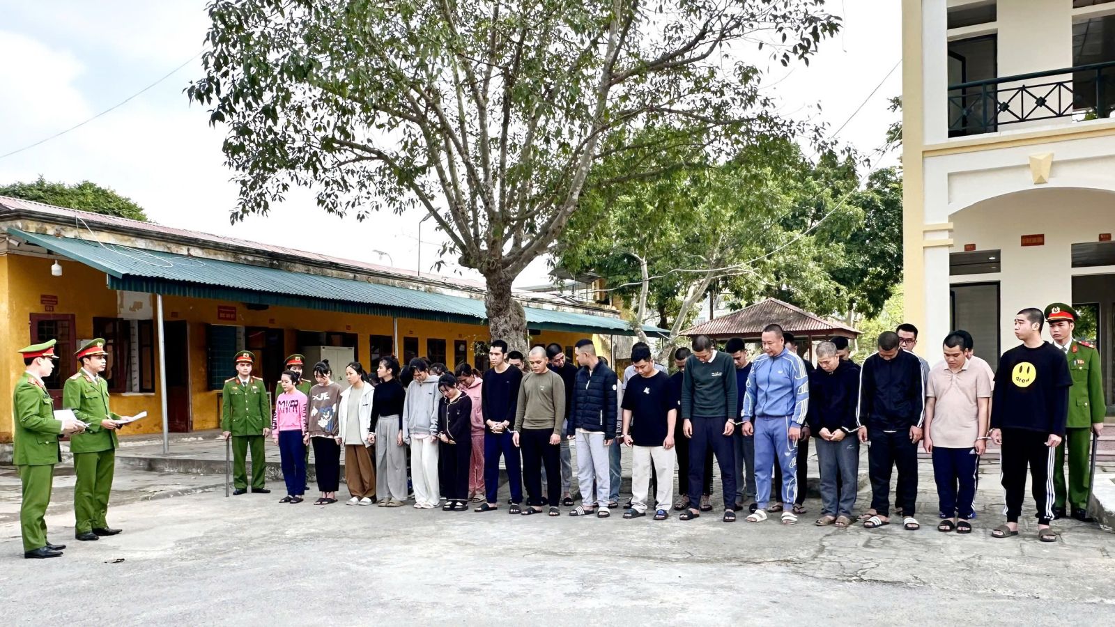 Khám xét khẩn cấp chỗ ở, nơi làm việc của 'ông trùm' Phạm Nhất Duy SN 1999 trong chuyên án đặc biệt lớn - Ảnh 1.