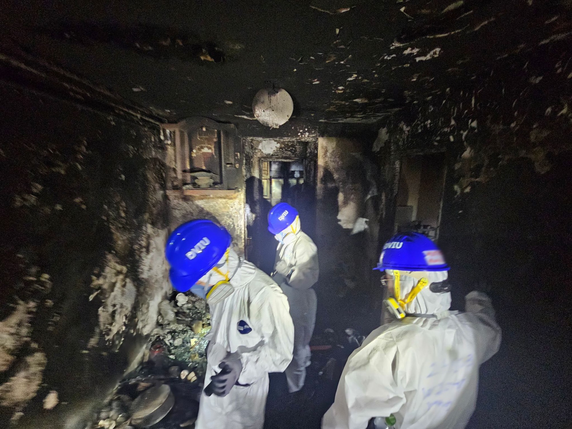 Tròn 1 tuần sau thảm hoạ cháy chung cư Hong Kong: Có những nạn nhân được phát hiện tại vị trí không ngờ- Ảnh 3.