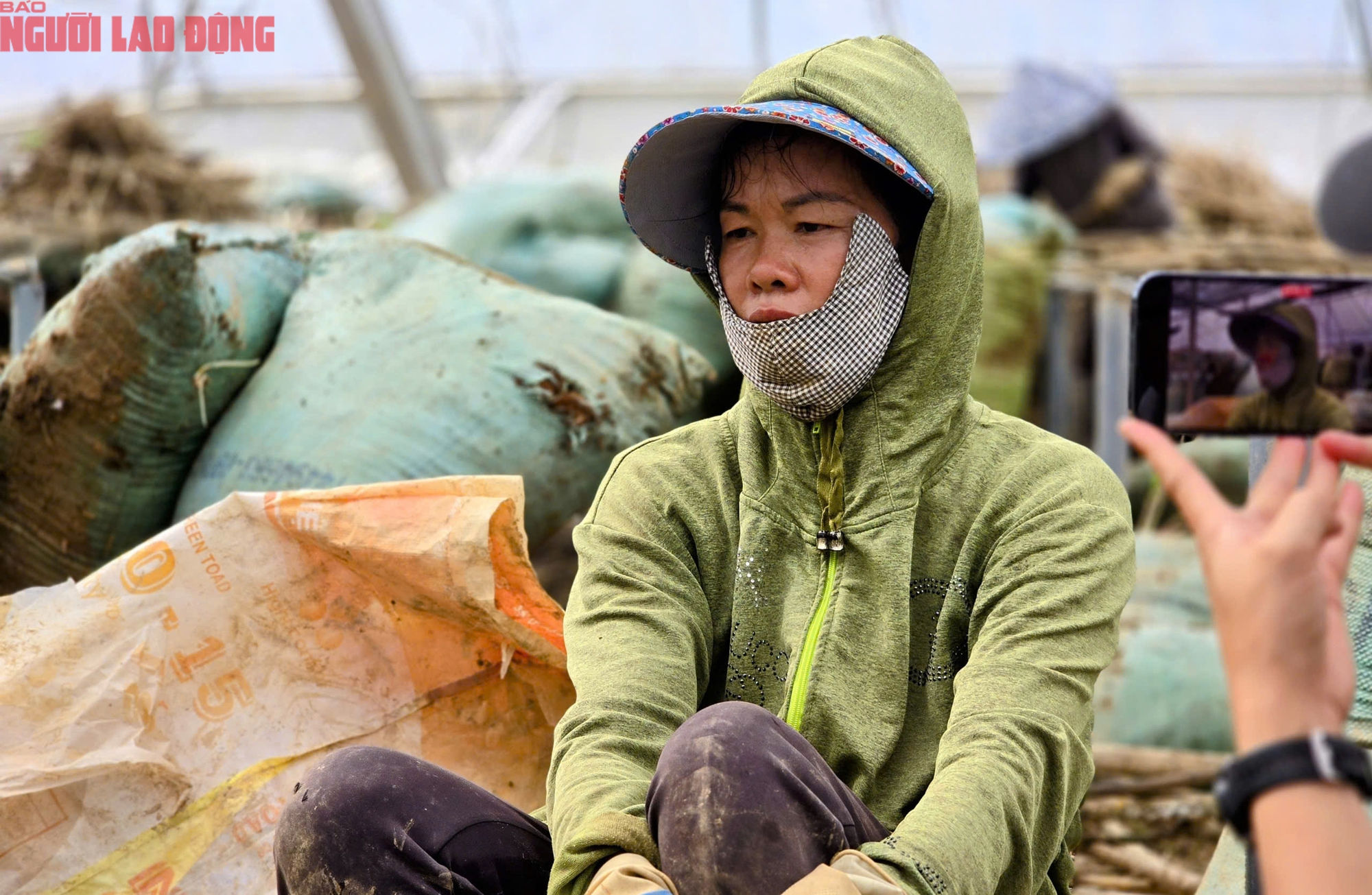 CLIP: Vựa rau lớn nhất Lâm Đồng xác xơ, nông dân mất tiền tỉ sau cơn "đại hồng thủy"- Ảnh 8.