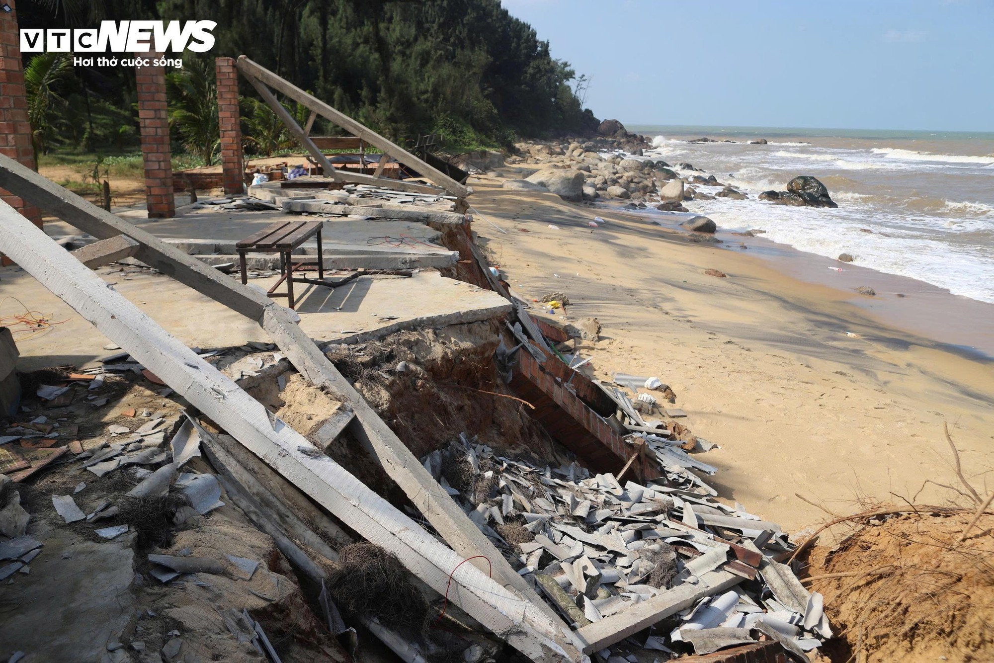 Bãi biển đẹp hoang sơ ở Huế tan nát, nguy cơ xoá sổ do thiên tai liên tiếp- Ảnh 4.