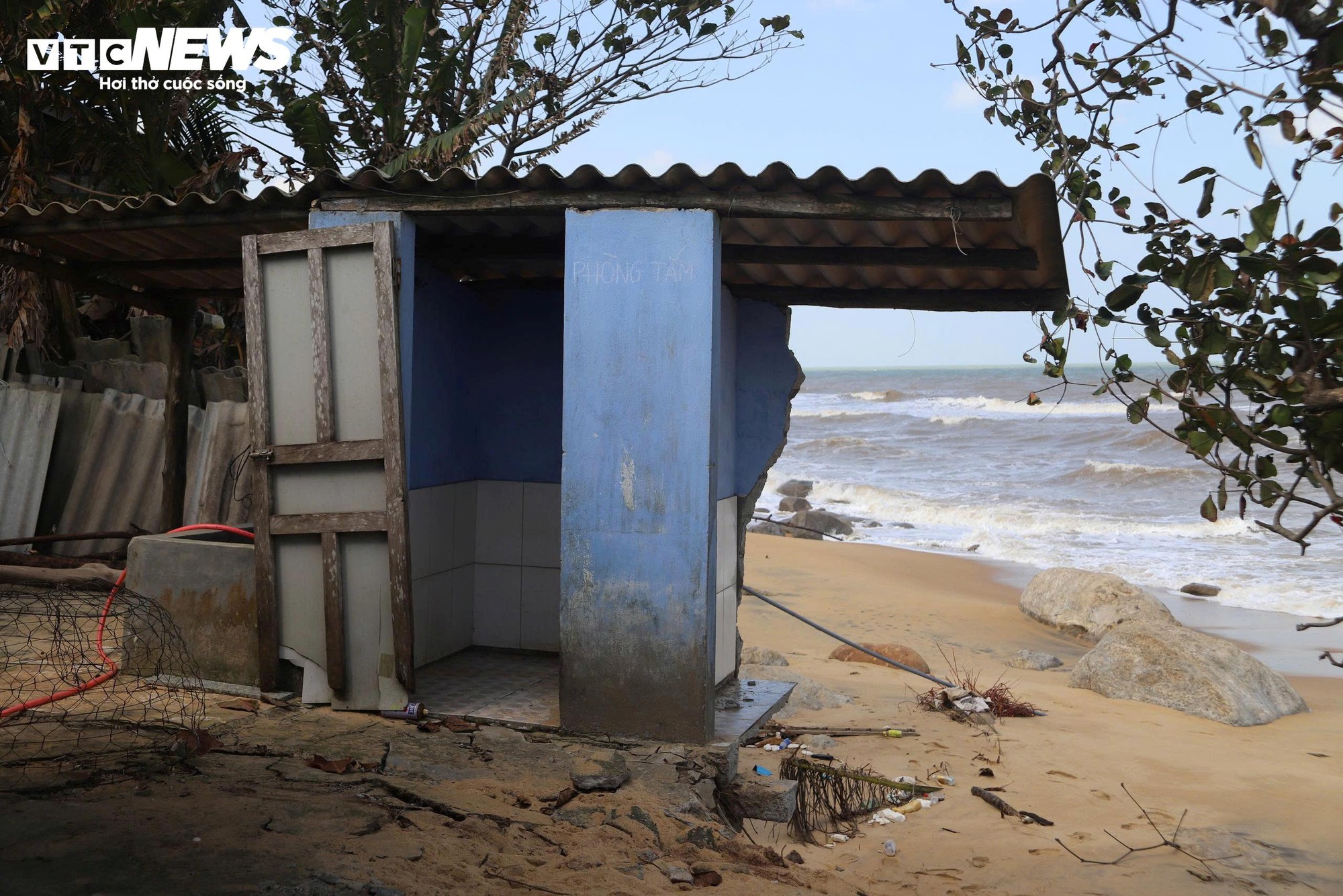 Bãi biển đẹp hoang sơ ở Huế tan nát, nguy cơ xoá sổ do thiên tai liên tiếp- Ảnh 2.