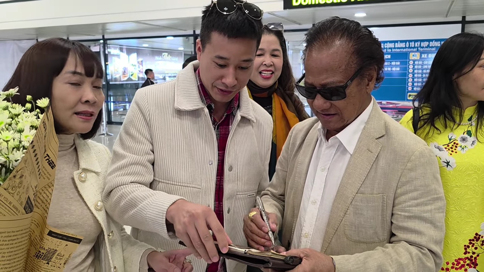 Danh ca Chế Linh ra Hà Nội, khán giả ùa tới sân bay đón- Ảnh 2.