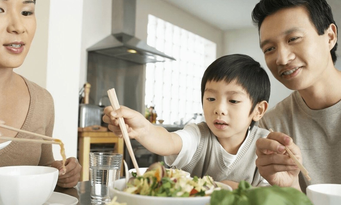 12 thói quen nhỏ trên bàn ăn báo hiệu con bạn có EQ cao vượt trội- Ảnh 1.