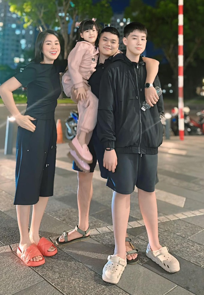 Quý tử nhà Lê Phương mới 13 tuổi đã cao 1m81, rất chăm chơi một môn thể thao cùng bố mẹ- Ảnh 6.