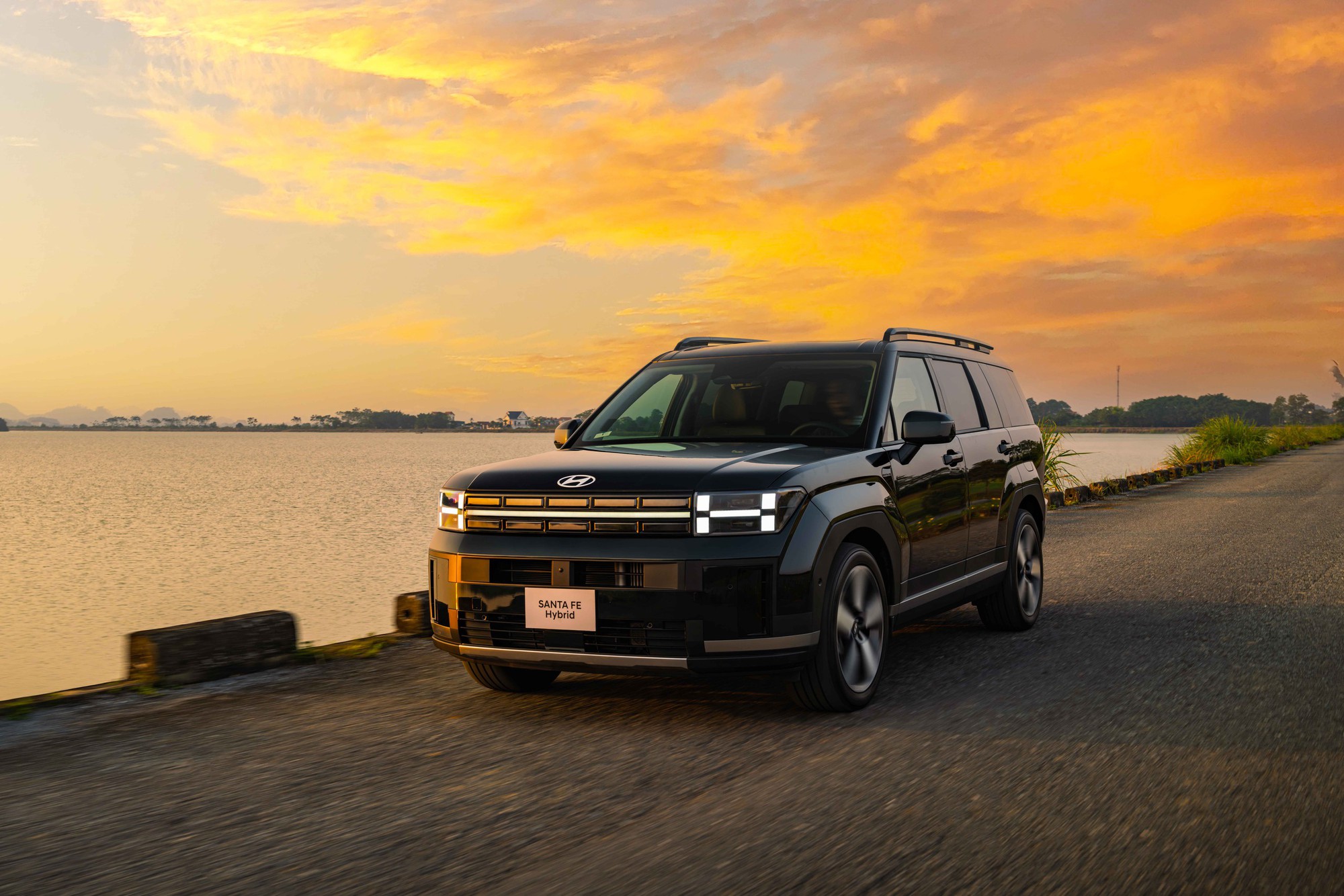 Hyundai Santa Fe Hybrid chính thức ra mắt Việt Nam: Sức mạnh 235 mã lực, giá từ 1,369 tỷ đồng - Ảnh 1.