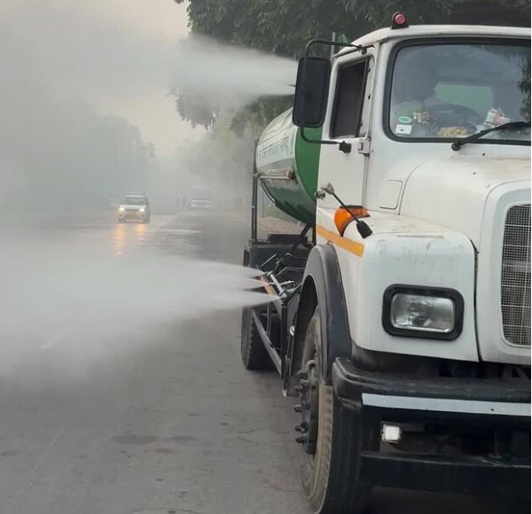 Thủ đô của nền kinh tế hơn 4.000 tỷ USD mờ đặc trong sương mù ô nhiễm: Hơn 30 triệu dân đau đầu, cay mắt vì bụi mịn cao gấp 20 lần mức an toàn, trường học đóng cửa, ca bệnh hô hấp tăng vọt- Ảnh 3.